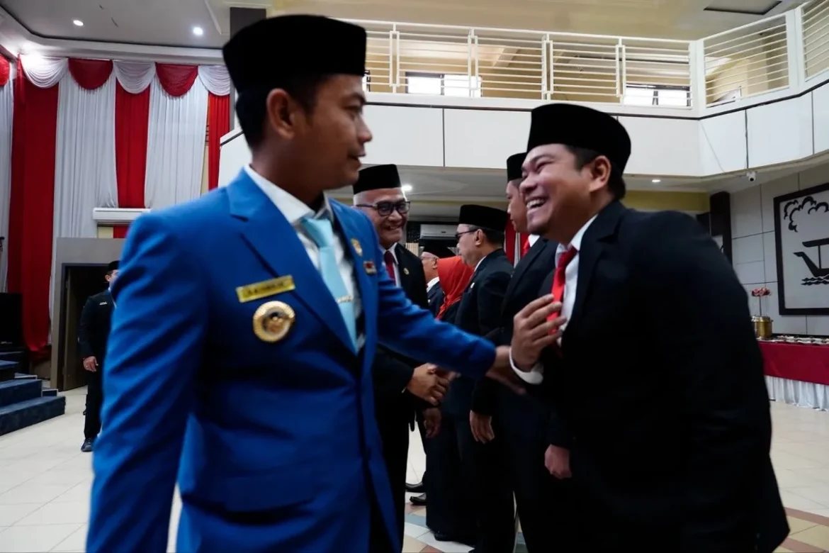 Wali Kota Banjarmasin, HM Yamin sapa pejabat yang baru dilantiknya.
