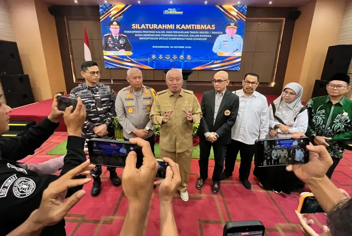 Gubernur Kalsel H Muhidin (tengah berbaju khaki) didampingi Kapolda Kalsel Irjen Pol Dr Rosyanto Yudha Hermawan, Danlanal Banjarmasin dan Rektor ULM Dr Iwan Aflanie serta jajaran rektor perguruan tinggi negeri dan swasta saat silaturahmi Kamtibmas Forkopimda Provinsi Kalsel dan Rektor di Banjarmasin, Senin (26/10/2026). (foto: Iman Satria)