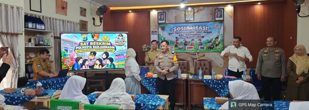Kapolresta Banjarmasin Kombes Pol Riza Muttaqin, didampingi Kanit PPA Ipda Partogi Hutaheaan dan Plt Kasat Binmas AKP Agung Setiawan memberikan edukasi mengenai dampak negatif perundungan, seks bebas dan narkotika, di SLB Negeri 3, Senin (26/10/2026).