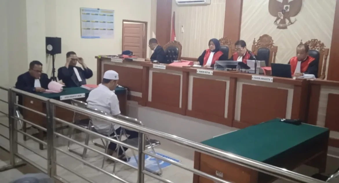 Terdakwa Kusmadi saat mendengarkan tuntutan yang dibacakan JPU Akhmadi Rakhmat Manullang, SH pada sidang lanjutan di PN Banjarmasin, Senin (26/10/2026). (foto: Filarianti)