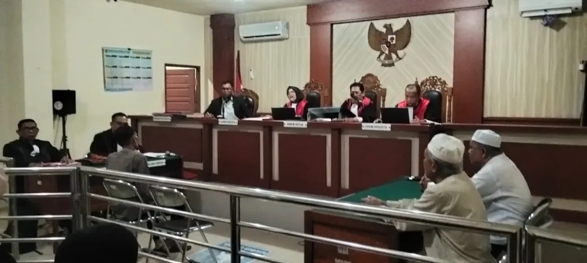SIDANG SATWA DILINDUNGI - Saksi Akhmad Gazali pemilik mobil pengangkut sisik trenggiling saat menjadi saksi di PN Banjarmasin, Senin (26/10/2026). (foto: Filarianti)