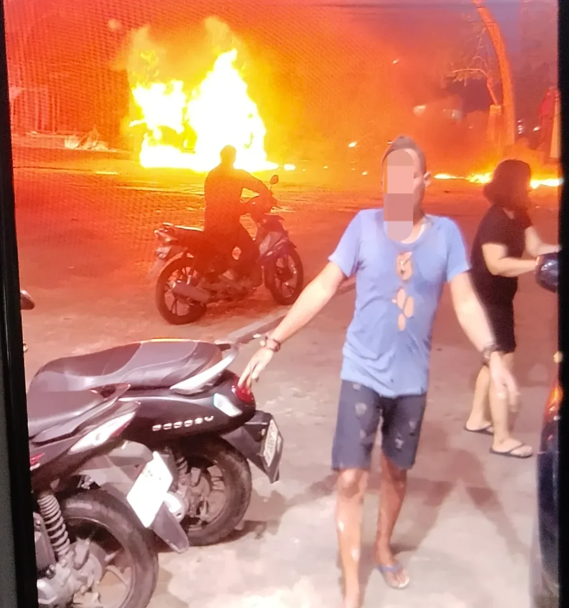 Sebuah mobil minibus jenis Avanza warna hitam terbakar di Jalan Veteran Banjarmasin Timur, dan sang sopir diduga mengalami luka bakar, Selasa (27/10/2026) malam. (foto: istimewa)