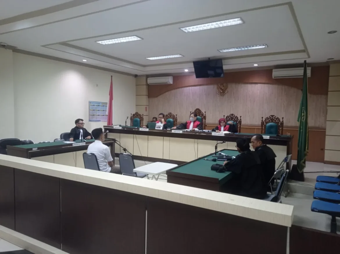 Terdakwa Khadavi Muttaqein saat mendengarkan pembacaan vonis oleh majelis hakim yang diketuai Indra Meinantha Vidi SH.