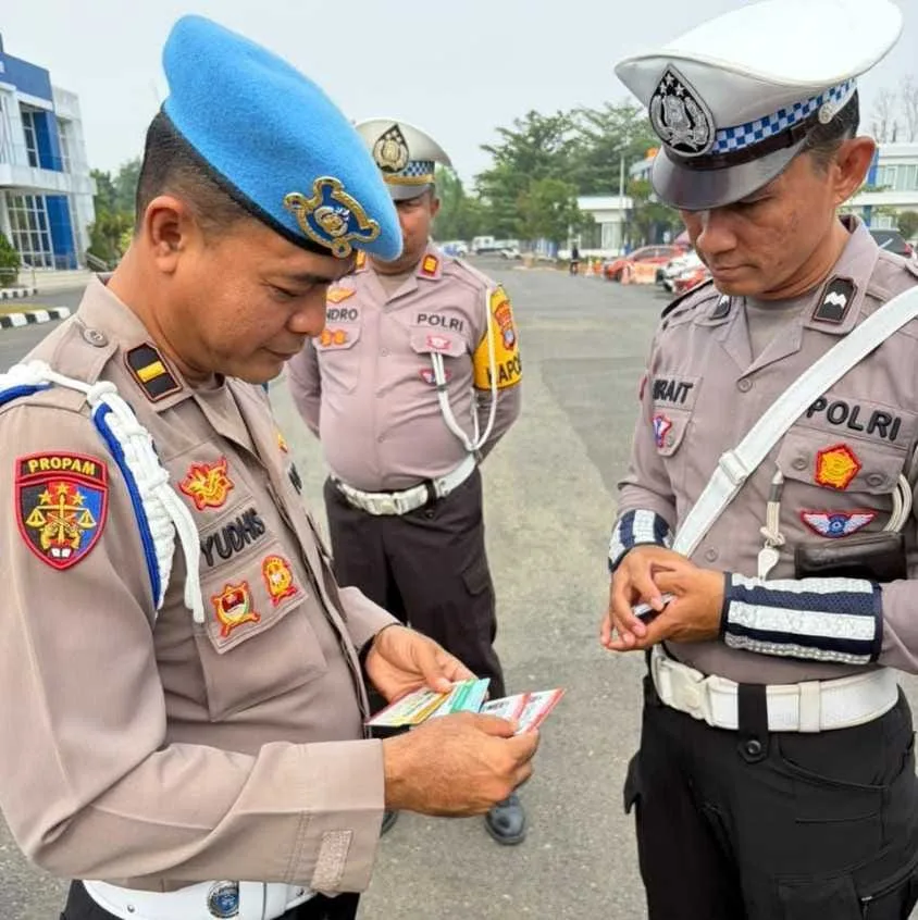 PEMERIKSAAN INTERNAL - Personel Bidang Propam Polda Kalsel memeriksa kelengkapan surat-surat personel Ditlantas Polda Kalsel sebelum pelaksanaan Operasi Patuh Intan 2026, Kamis (29/10/2026). Pemeriksaan ini untuk memastikan personel Polantas tertib ke dalam sebelum menertibkan masyarakat. (foto: Iman Satria )