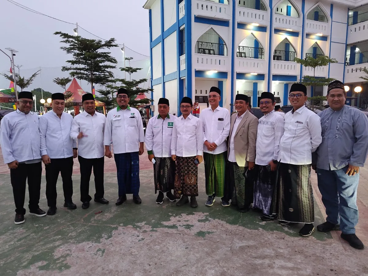 FOTO BERSAMA-Wakil Ketua Dewan Syuro DPW PKB Kalsel, Habib Farhan Husein BSA dan Wakil Ketua DPW PKB Kalsel Dr M Yadi Mahendra Muhyin serta pengurus lainnya foto bersama.(foto : ist)