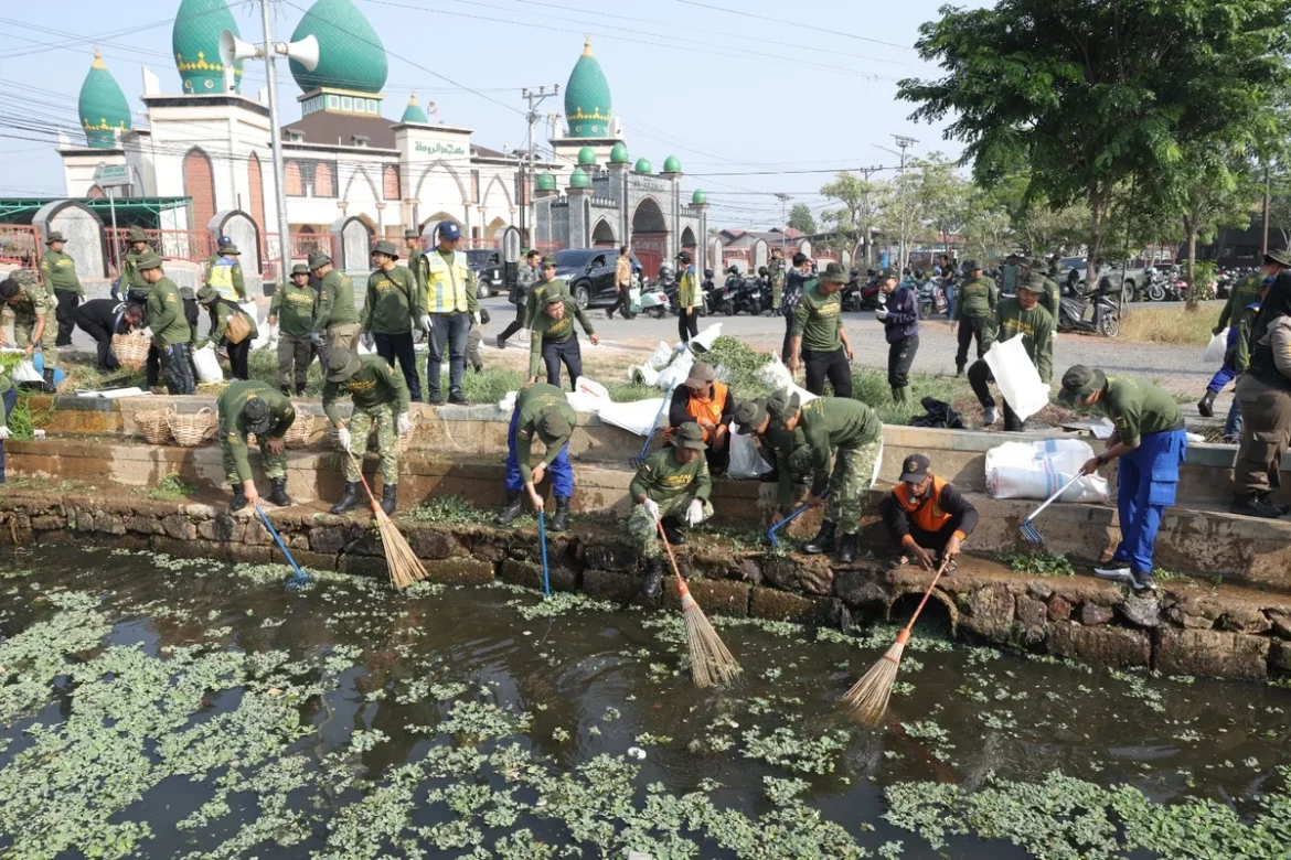 GOTONG ROYONG - Jajaran TNI-Polri serta Pemko Banjarmasin saat bersihkan sungai di Jalan Kayu Manis Kelurahan Sungai Andai Kecamatan Banjarmasin Utara, Kamis (29/10/2026). (foto:istimewa)
