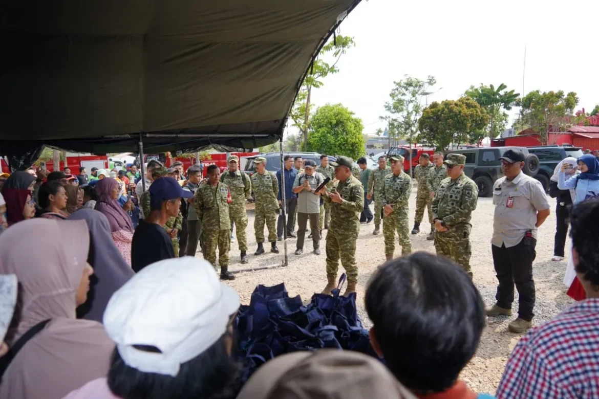 SALURKAN BANTUAN PRESIDEN - Pangdam XXII/Tambun Bungai Mayjen TNI Zainul Arifin didampingi Danrem 101/Antasari Brigjen TNI Ilham Yunus menyalurkan bantuan sembako dari Presiden RI kepada warga dan relawan karhutla di Posko Guntung Damar, Banjarbaru, Kamis (30/10/2026). Sebanyak 3.500 paket disalurkan secara bertahap. (foto: Penrem 101/Antasari)