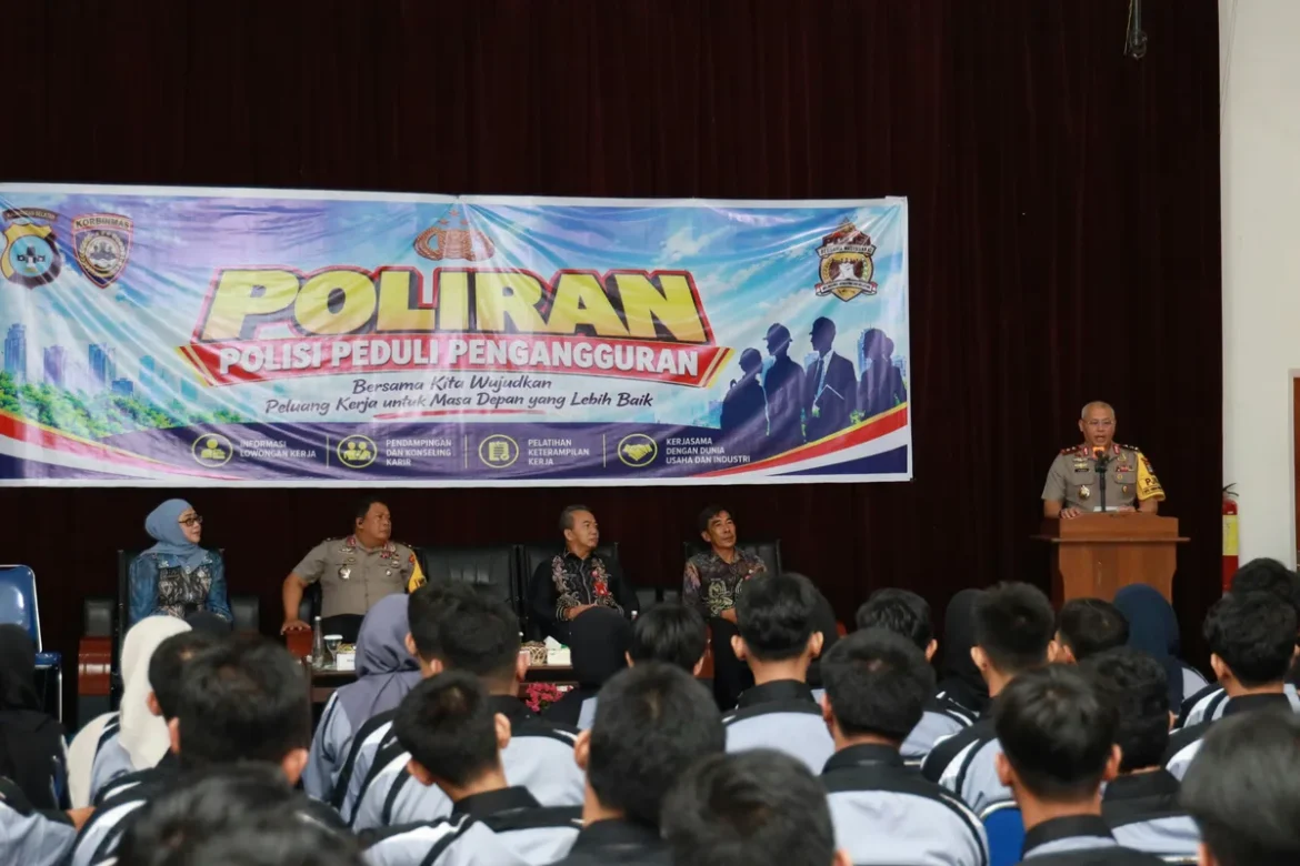 Kapolda Kalsel Irjen Rosyanto Yudha memberikan arahan pada peluncuran program POLIRAN di BLK Kalsel, Banjarbaru (Foto Humas Polda Kalsel )