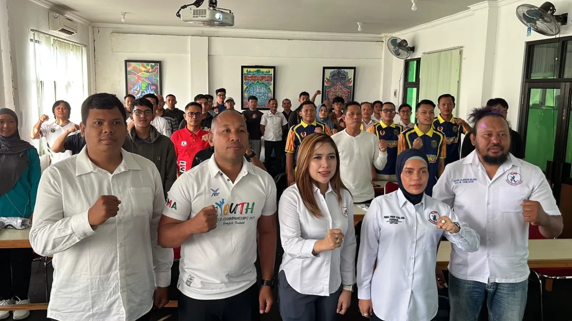 Ketua Muaythai Kalsel, Ferina, bersama peserta pelatihan pelatih dan wasit, Jumat (30/10/2026) di Uniska Banjarmasin. (foto: ist/brt)